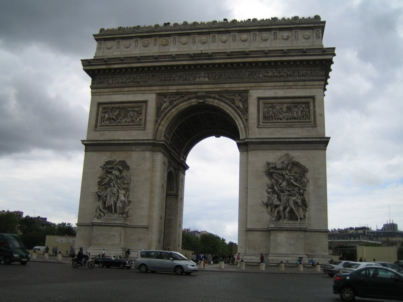 Meine Lieblingssehenswrdigkeit aus Paris ist ohne Zweifel der Arc du Triomphe. Er ist nicht so hoch wie andere Gebude, damit man die Umgebung ansehen kann, aber dank seiner Hhe hat meine eine grandiose Fernsicht ber Paris. Amsant ist auch jeweils das Verkehrschaos rundherum.