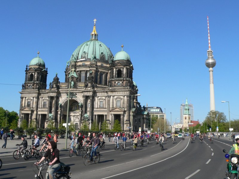 Meine Motivation, spontan an dieser Demonstration teilzunehmen, war natrlich auch das attraktive Wetter und die interessante Route durch die Innenstadt. Jedes Jahr gibt es in Berlin mindestens zwei Fahrrad-Demonstrationen - die Sternfahrt und die Kreisfahrt, bei denen interessante Strecken durch verschiedene Bezirke gefahren werden. Wer mal eine etwas andere Sightseeingtour machen mchte, dem kann ich das nur empfehlen. 19.4.2009, Unter den Linden