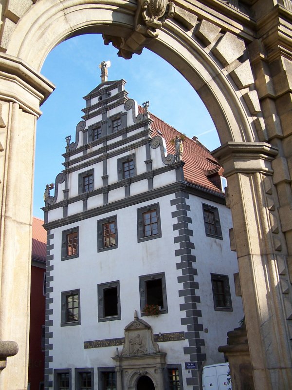 Meien (Meissen) - Die  Alte Brauerei  in der nhe der Frauenkirche, durch das Tuchmachertor gesehen. Datum: 14.07.2005