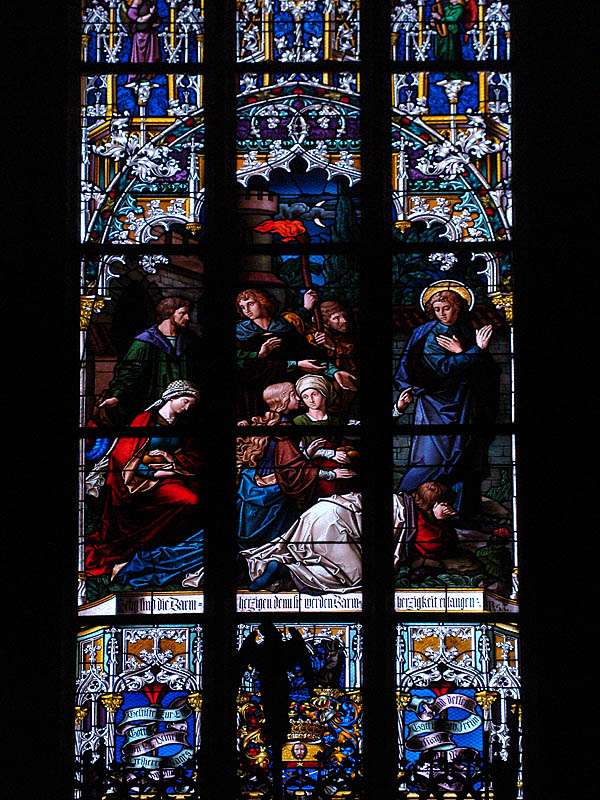 Meran, Pfarrkirche St. Nikolaus. Ausschnitt Glasmalerarbeit eines Fensters an der Sdseite. Innenaufnahme vom 06. Sept. 2009, 18:48