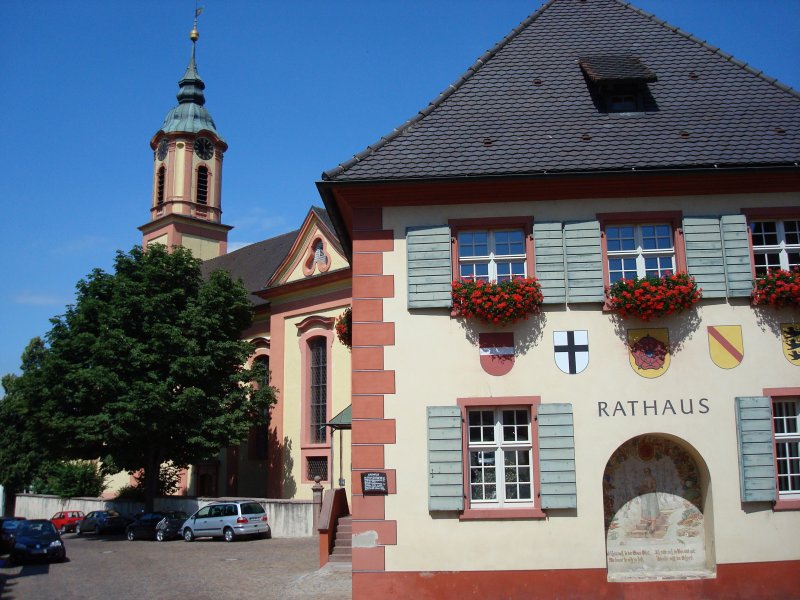 Merdingen am Tuniberg/Baden
Rathaus und Barockkirche,
Juli 2008