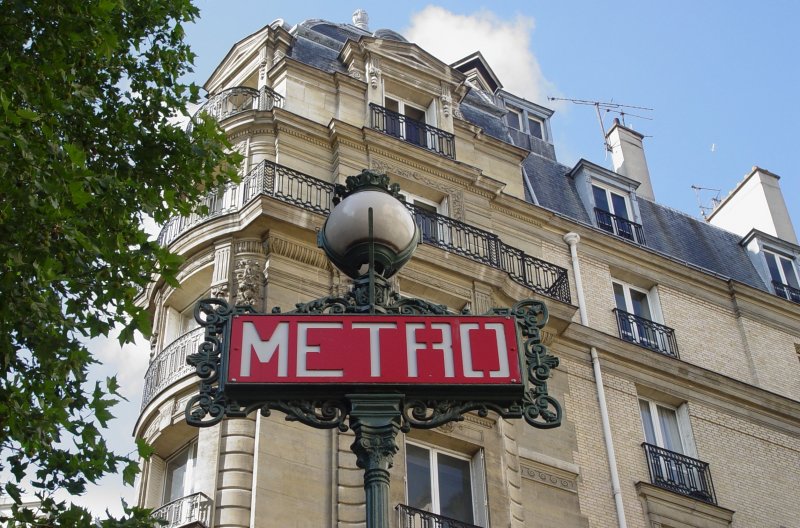 Metroeingang - das klassische rote Metroschild in Paris