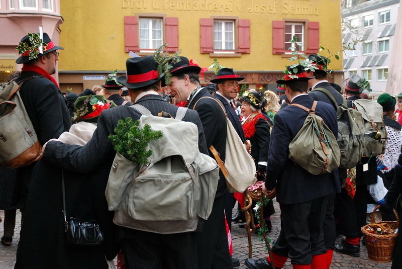 Metzgergasse - Traditionell haben die Wlder Speck, Brenz und Brot dabei. Die rauhen Gesellen nehmen am Mittag das Rathaus in Beschlag. Der Brgermeister Weissbrodt wird sich wieder einiges anhren mssen, denn bekanntlich gibt es immer etwas zu kritisieren. Donnerstag, 1.2.2007 