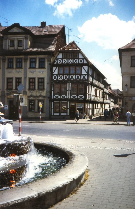 Mhlhausen, Blick zu einem rest. Fachwerkhaus, im Vordergrund der Brunnen, Sommer 1991