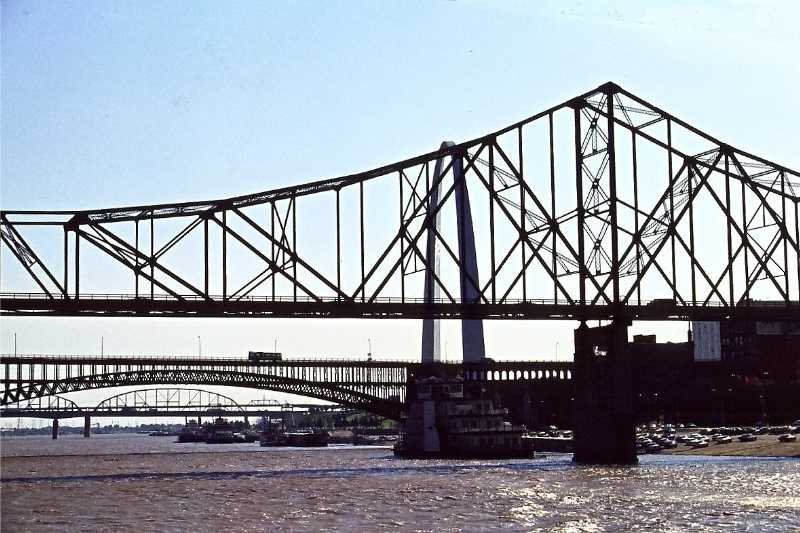 Mississippi-Brücken in St. Louis (5. September 1980)