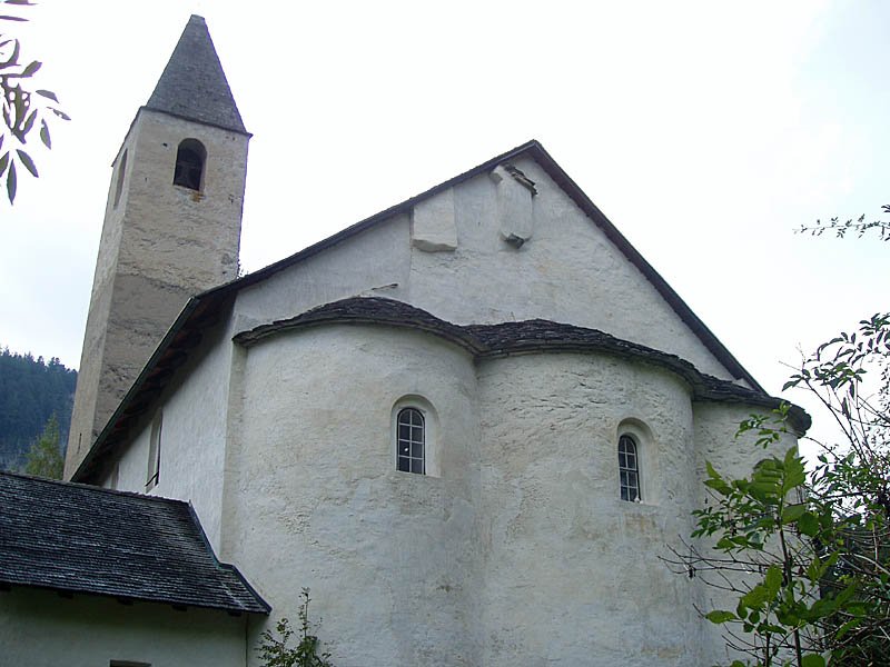 Mistail GR, St. Peter, karolingisch, um 800. Turm spter gebaut, gotisch. Aussenaufnahme von Osten mit Chor in 3 Apsiden, 22. Sept. 2003