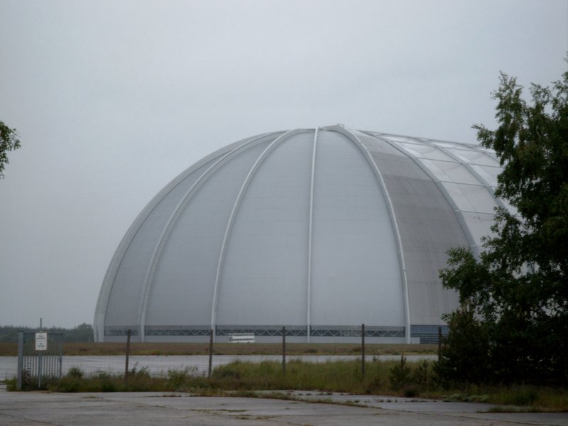 Mit einem Foto kaum zu beschreiben sind die gigantichen Ausmae der ehemaligen Cargolifterhalle in Brand. Sie knnte die Hochhuser des Potsdamer Platzes in Berlin beherbergen. Im Mai 2004 befand sie sich gerade im Umbau zu Tropical Islands, einer knstlichen Welt mit tropischen Temperaturen, entsprechender Pflanzenwelt und zwei groen Schwimmbecken. Spter sollen hier auch einmal direkt Hotels angebunden werden. Brand ist auch mit dem Zug zu erreichen, ein Shuttletransfer holt die Gste ab. Falls mal jemand neuerdings da war, kann er ja mal schreiben, ob sich die gastronomische Unterversorgung, die ich 2005 dort erleben musste, inzwischen etwas gebessert hat :-) Auch hier ist die Satellitenkarte wieder zu empfehlen.