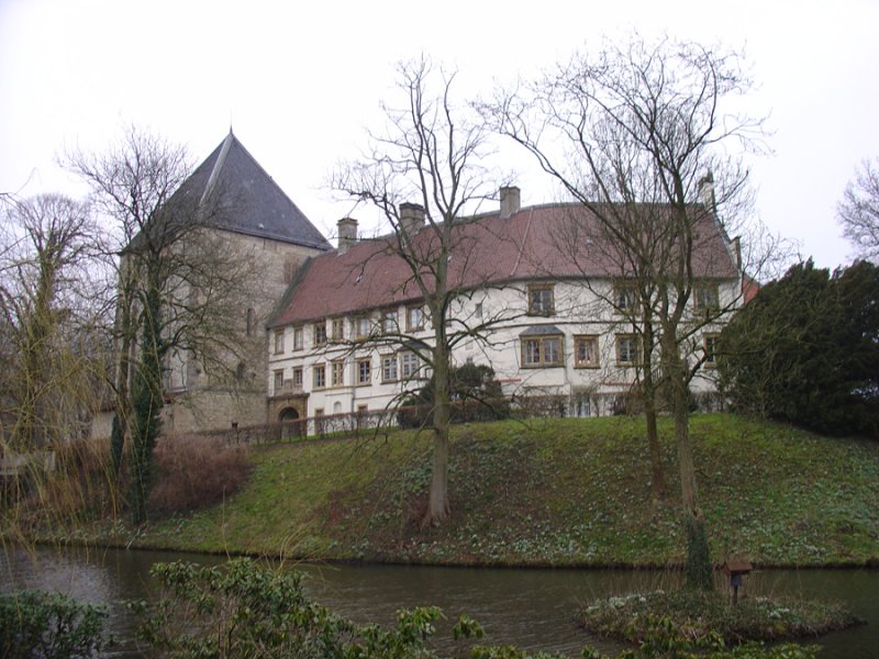 Mit einer der schnsten Wasserburgen in Nordrhein-Westfalen ist das Schloss Rheda, welches um 1170 errichtet worden ist. 