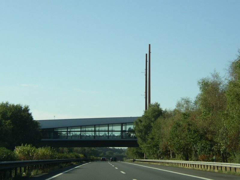 Mit unter einer der berhmtesten Autobahnrasthfe Deutschlands: Rasthof  Dammer Berge ! Hier kann man direckt ber der Autobahn seine Mahlzeit zu sich nehmen. Sehr emfehlenswert! Aber auch die darauf folgenden Raststtten  Tecklenburger Land  und  Mnster Land  sind einwandfrei. Autobahn A1 (zwischen Bremen und Osnabrck) am 30.08.03!!!

Das Highlight: Man kann vor der einen Parkplatzseite zugang zur anderen Seite bekommen. Also, wenn man auf der Seite richtung Osnabrck reinkommt, kann man auch auf die Seite richtung Bremen kommen. NATRLICH OHNE AUTO!!!