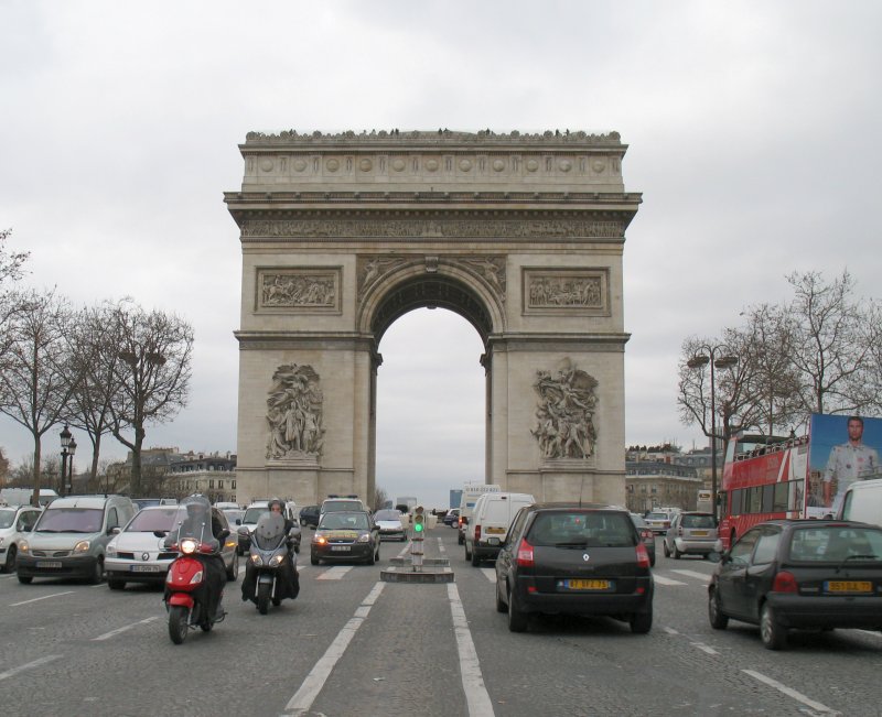 Mitten im Pariser Verkehrsgetse steht auf dem Place Charles de Gaulle der Arc de Triomphe.
(21.01.2008) 