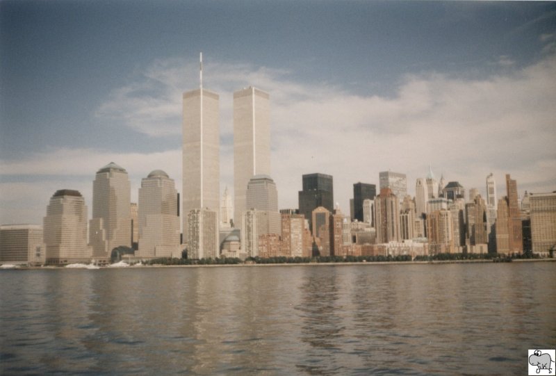 Mittlerweile eine historische Aufnahme. Manhatten 1997 vom Schiff aus fotografiert. Zwischen den Zwillingstrmen ist das alte Woolworth Gebude zu erkennen.