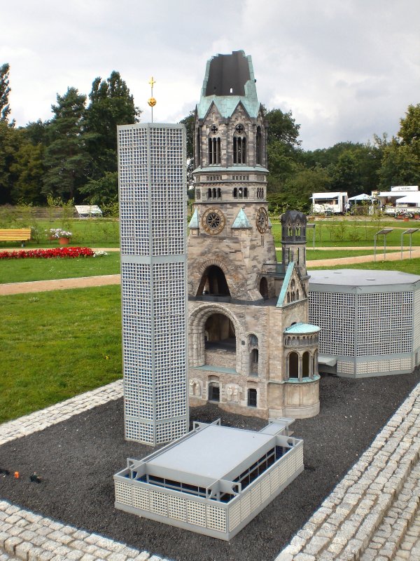 Modell der Berliner Gedchtniskirche und Ruine im modellpark in der Wuhlheide, Berlin 2007