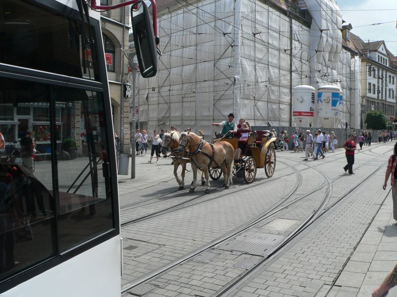 Moderne und alte Verkehrsmittel auf dem Erfurter Anger, Juni 2007