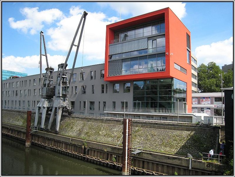 Moderne Architektur bei Becken I des Rheinhafens von Neuss. (03.08.2007)