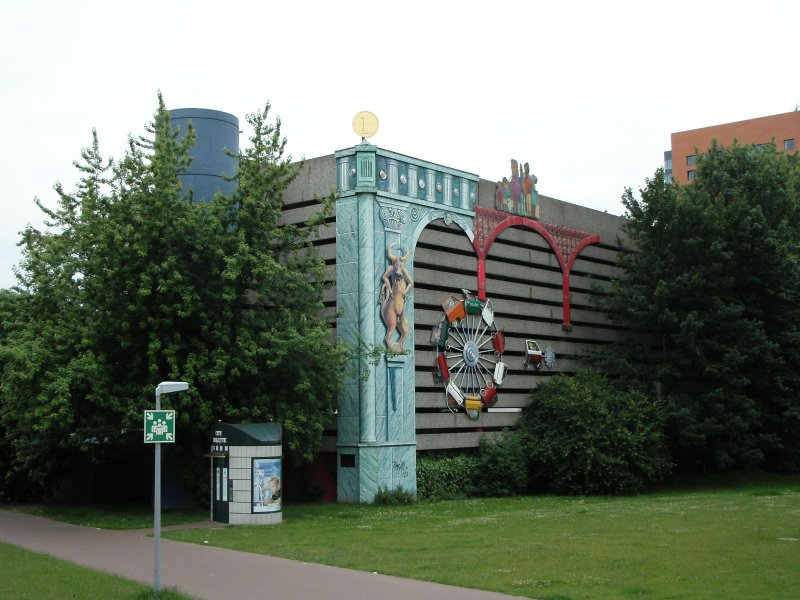 Moderne Kunst an einem Parkhaus am Landtag in Dsseldorf.