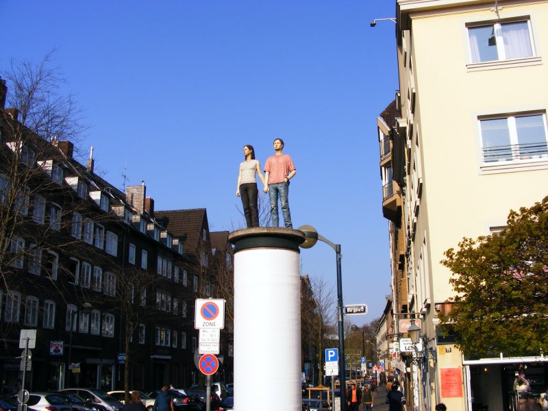 Moderne Kunst in luftiger Hhe am Burgplatz in Dsseldorf.