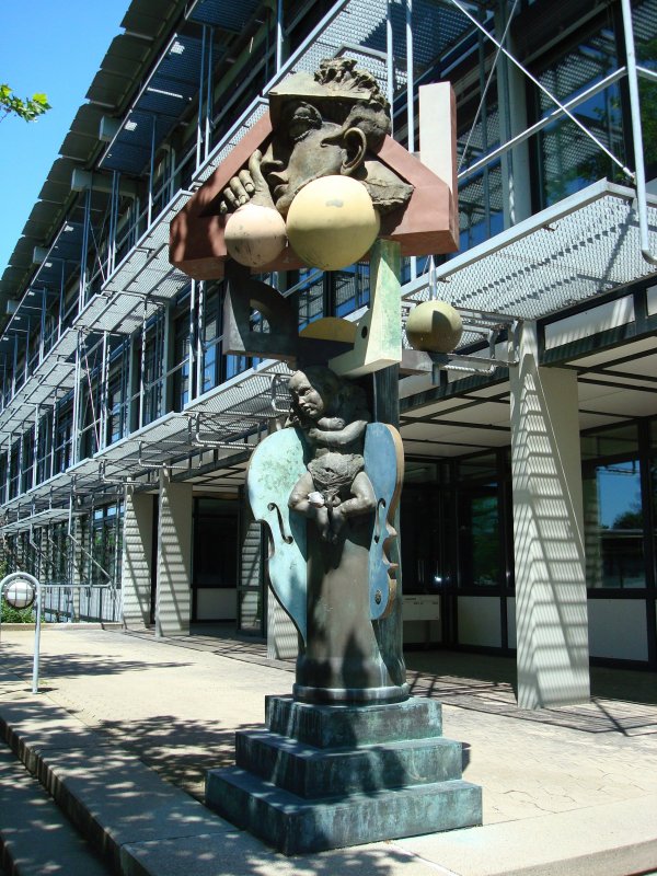 Moderne Kunst vor dem Technischen Rathaus in Freiburg
Juni 2008