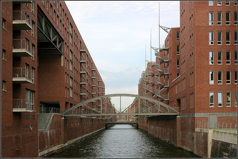 Moderne Speicherstadt: Die Architektur des Haneatic Trade Centers ist eine in der heutigen Architektursprache bauliche Ergnzung der historischen Speicherstadt. Die dort vorherrschenden Materiealien (Backstein) und die Bauformen wurden zeitgem weitergefhrt. Blick von der Wilhelminenbcke in den Kehrwiederfleet.14.7.2007 (Matthias)