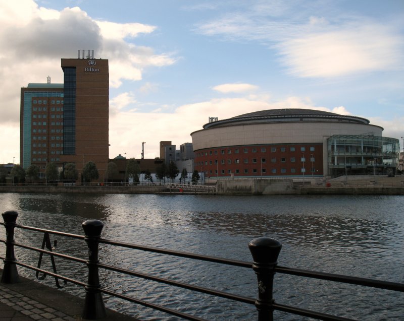 Modernes Belfast: Das Hotel Hilton und die Waterfront Hall. In der Waterfronthall finden Konzerte jeglicher Art statt.
(September 2007)