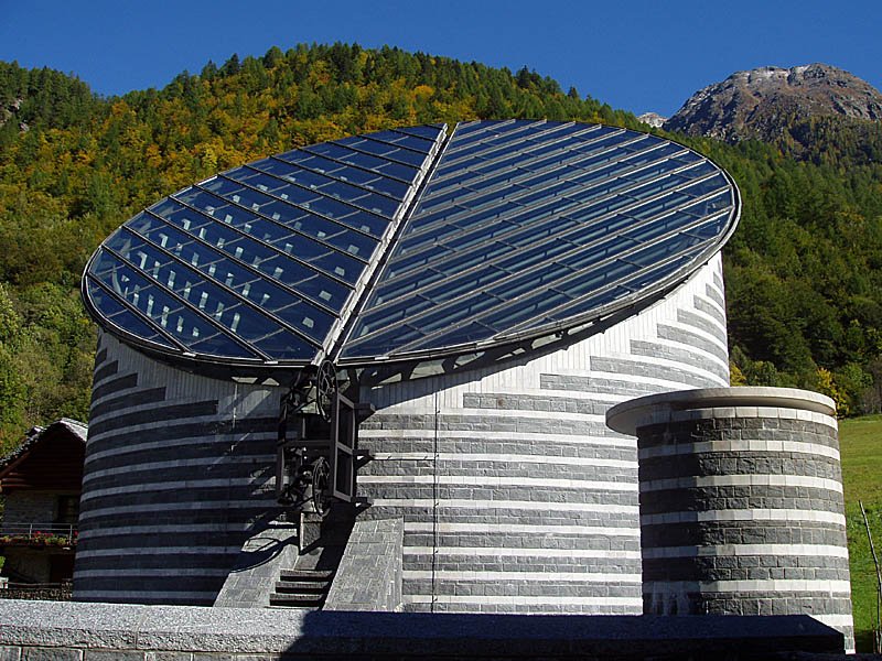 Mogno TI, Kirche San Giovanni Battista von Mario Botta, fertiggestellt 1997, Aussenaufnahme vom 06. Okt. 2003