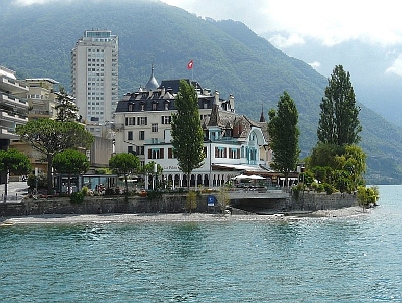 Montreux mit seiner Tour d'Ivoire, welche die ganze Stadt überragt und nicht gerade zu einem harmonischen Stadtbild beiträgt. 02.08.08 (Jeanny)