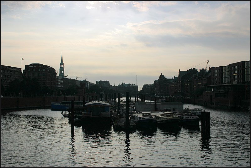 Morgenstimmung im Hamburger Binnenhafen zwischen der Altstadt und der Speicherstadt gelegen. 17.7.2007 (Matthias)