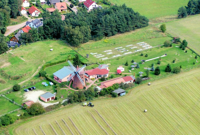 Mhle, umgebaut als kleines Freizeitzentrum, im sdlichen Mecklenburg Vorpommern, Luftaufnahme vom 31.08.2005