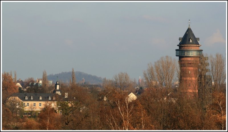 Mlheim-Ruhr - Blick auf das Aquarius (rechts der alte Wasserturm) in Mlheim-Styrum. Links daneben ist die Rckseite von Schlo Styrum zu sehen. Der Hgel im Hintergrund ist ein ehemaliger Schlackeberg in Oberhausen. 