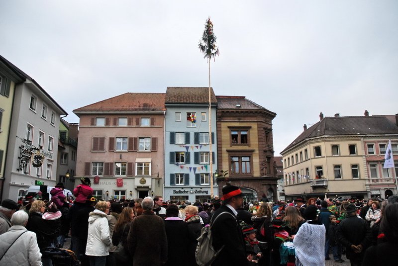 Mnsterplatz - 15 Uhr und 27 Minuten, endlich ist der Narrenbaum gestellt und alle Zuschauer freuen sich, da alles ohne Regen stattgefunden hat. Donnerstag, 1.2.2007