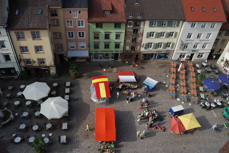 Mnsterplatz - Blick aus luftiger Hhe auf den Wochenmarkt und den noch freien Pltzen der drei gemtlichen Restaurants. 23.9.2006