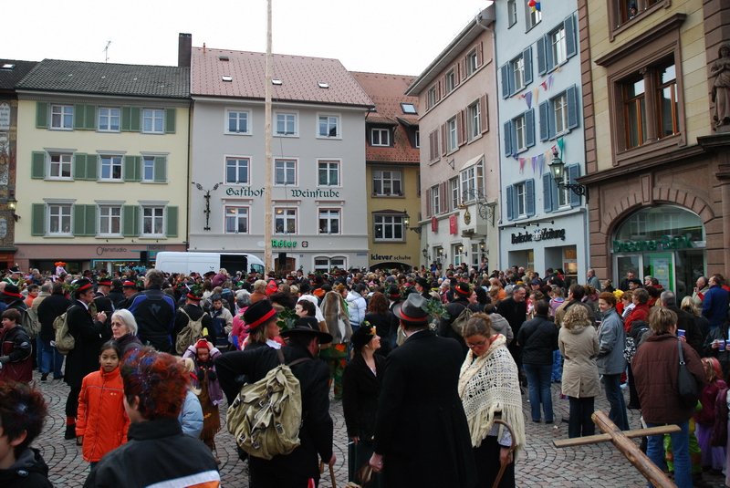 Mnsterplatz - Der Narrenbaum steht, aber die Leute gehen noch nicht nach Hause. Man lauscht der Musik und unterhlt sich angeregt mit Freunden, Bekannten und Fremden. Natrlich trinkt man auch einen Kruterschnaps, der von den Wldern angeboten wird. Donnerstag, 1.2.2007