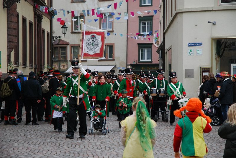 Mnsterplatz - Die Ranzengarde der Narrenzunft Bad Sckingen, gegrndet 1650, ist an der Spitze des Umzugs an der 1. Faie, am 1.2.2007. Dahinter folgt der Narrenbaum, der nachher auf dem Mnsterplatz gestellt wird.