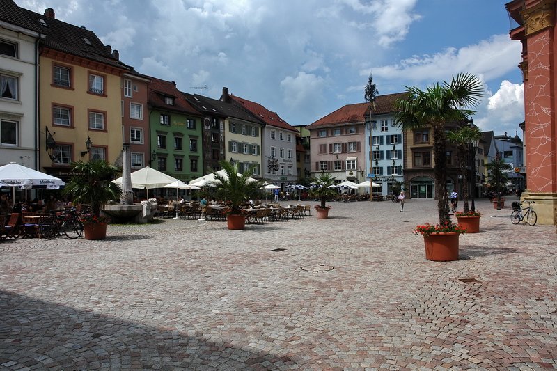 Mnsterplatz - Noch steht der grosse Maibaum am Rand des Platzes, obwohl wir bald Mitte Juni haben. Mir scheint es, die Tische und Sthle der Restaurants werden auch jedes Jahr mehr. Hoffentlich wird daran gedacht, dass der Wochenmarkt ja auch noch etwas Platz fr seine Verkaufsstnde braucht. 10.6.2007 