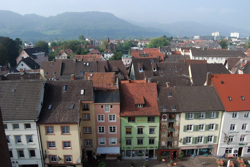 Mnsterplatz - Weit geht der Blick vom Fridolinsmnster ber die Dcher der Altstadt gen Westen. Die Berge im Hintergrund sind schon auf schweizer Seite. 23.9.2006