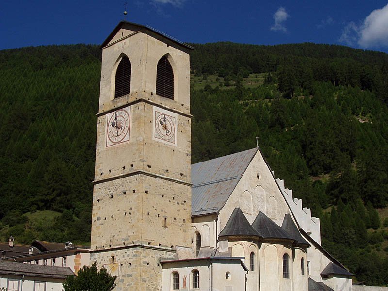 Mstair GR. Benediktinerinnenpriorat St. Johann Baptist, UNESCO Weltkulturerbe. Karolingischer Bau, um 800, mit spteren Vernderungen. Glockenturm sptgotisch. Aussenaufnahme von Sdosten, 06. Juli 2003, 09:58