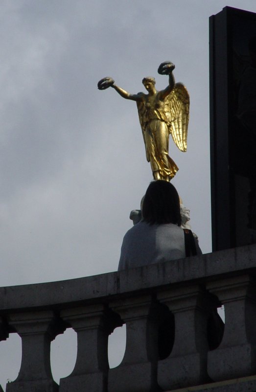 Na wo steht er denn nun, der Engel mit den Siegeskrnzen in Hnden? Auf der Chatelet Sule oder etwa auf dem Haupt jener Dame?