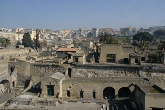 Nach dem Ausbruch des Vesuvs am 24. August 79 wurde Herculaneum von einer bis zu 12m hohen Schlamm und Lavaschicht begraben. Nicht mehr existent geriet Herculaneum in vergessenheit und es wurde die Stadt Ercolano ber der antiken Stadt errichtet. Bei Brunnenbohrungen stie man 1709 zufllig auf das Theater des antiken Herculaneum. Der Bourbonenknig Karl III lie die Stadt dann ausgraben.