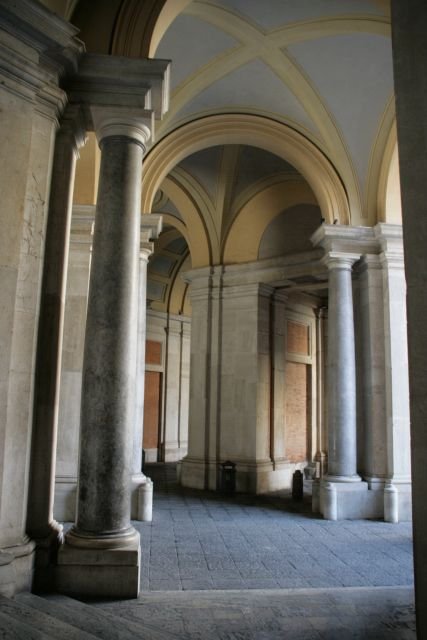 Nach dem Tod von Luigi Vanvitelli, im Jahr 1773, kamen die Bauarbeiten ins Stocken. Zwar bernahm dessen Sohn die Bauleitung. Doch der Bau des Palazzo Reale wurde erst mit der Fertigstellung Goldenen Thronsal 1847 nach knapp 100 jhriger Bauzeit beendet.