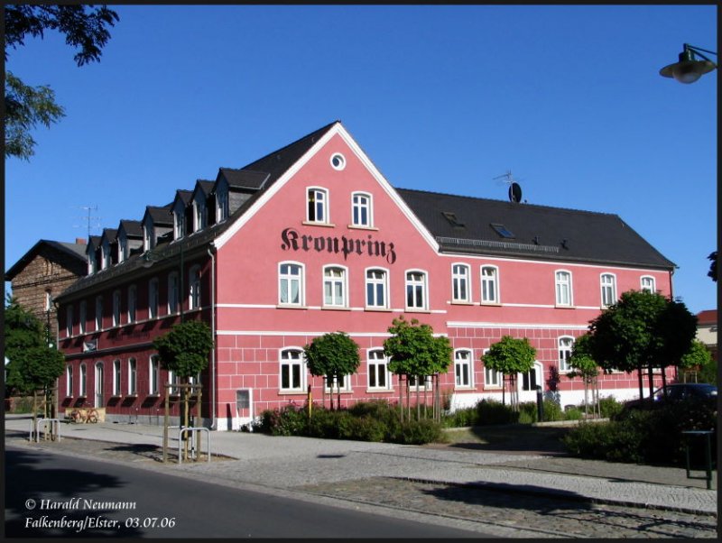 Nach historischem Vorbild wurde das Hotel u. Restaurant  Kronprinz  in Falkenberg, in der Friedrich-List-Str./Ecke Bahnhofstr., saniert und ldt heute in gediegenen Ambiente zum Verweilen ein.