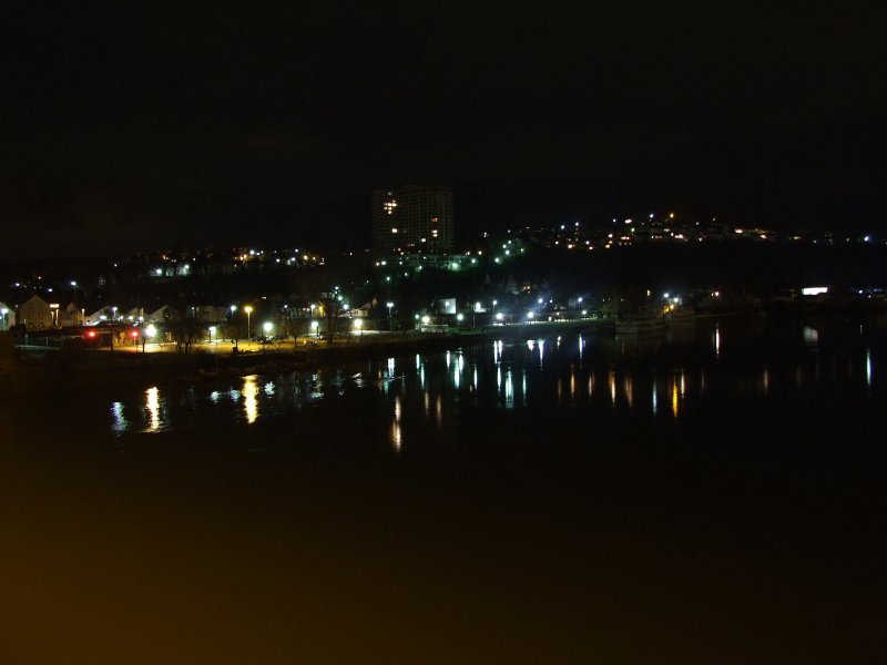 Nachtansicht auf meine Heimatstadt Vallendar.Aufgenommen von der Rheinbrücke.28.3.09 