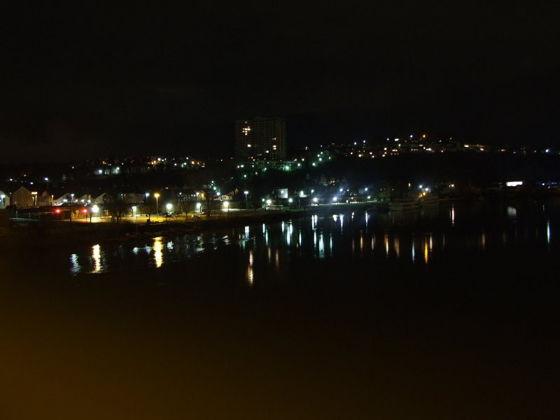 Nachtansicht auf meine Heimatstadt Vallendar.Aufgenommen von der Rheinbrcke.28.3.09 