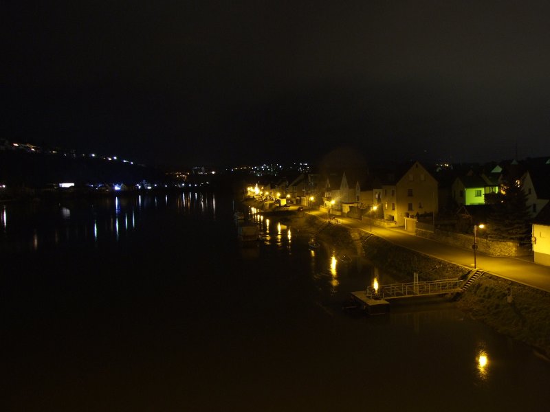 Nachtansicht auf die Uferstrasse von Niederwerth der einzigen Rheininsel mit einer Ortsgemeinde.Aufgenommen von der Rheinbrücke.28.3.09