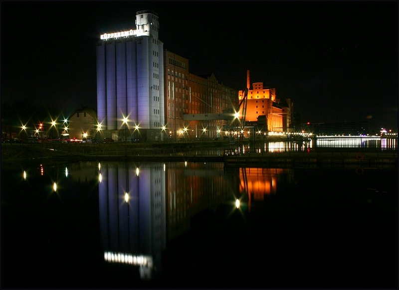 Nachtaufnahme von der Kppersmhle im Duisburger Innenhafen. Foto vom 17.02.2008. 