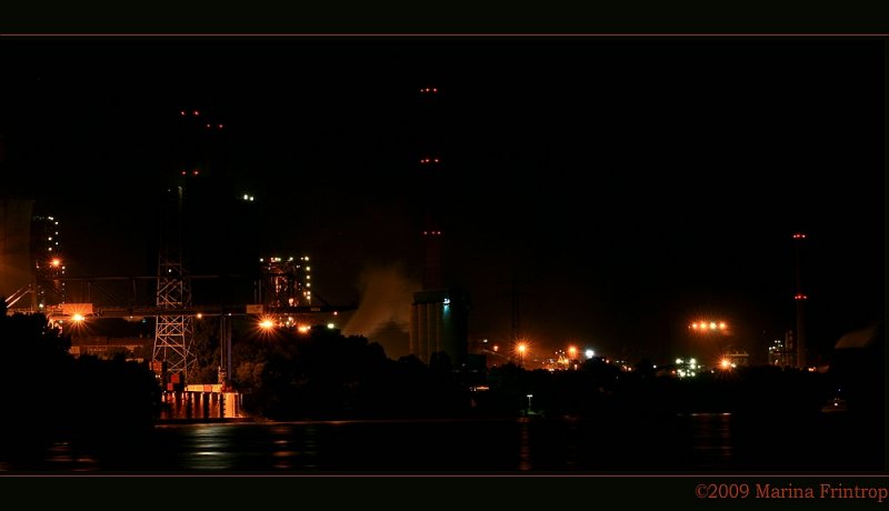 Nachtschicht in Duisburg - Industrie am Rhein