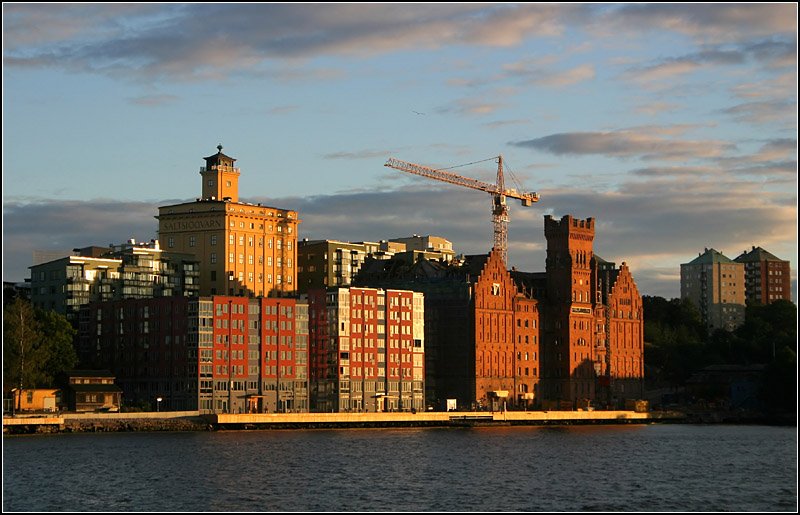 Nacka: Neue und alte Gebude im Ortsteil Henriksdal der Stockholmer Nachbarkommune Nacka in der Abendsonne. Die Anlage liegt em Djurgarden gegenber auf der sdlichen Seite des Saltsjn. Die beiden Gebude recht stehen schon auf Stockholmer Stadtgebiet auf dem Darviksklippan. 18.8.2007 (Matthias)