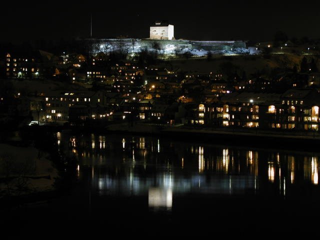 Nchtlicher Blick ber den Nidelva zur Festung Kristiansten; 11.03.2002