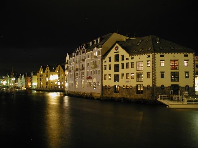 Nchtlicher Spaziergang durch Aalesund; 25.03.2003