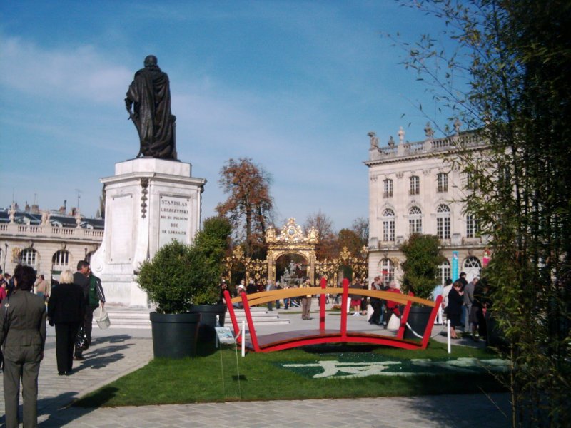 Nancy, Stanislasplatz. Einige Wochen lang dauert das japanische Garten. 