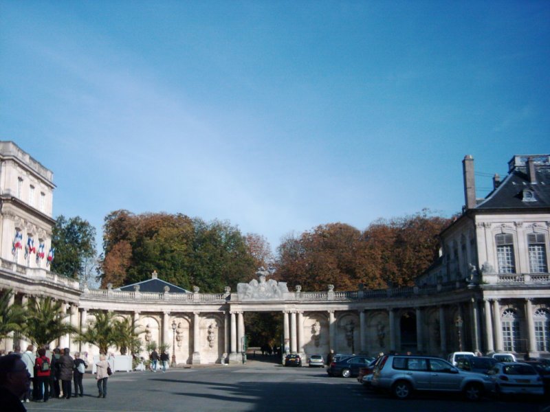 Nancy, Vorplatz des Palais du Gouvernement. Im Hintergrund der Eingang zum Stadtgarten.