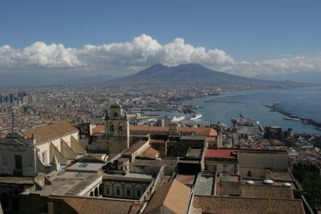 Napoli - Himmel und Hlle zugleich, Stadt der Lebensknstler oder Inbegriff fr hoffnungsloses Chaos. Sicher ist Napoli die chaotischte Stadt Europas. Aber die Stadt mit ihrer wunderbaren Lage am Golf di Napoli mit dem Vesuv als Kulisse und mehr als 2500 Jahre alter Geschichte ist schon eine Reise wert. Allein das Autofahren wird hier zum unvergessenen Erlebnis.
Vom Castello San Elmo hat man den schnsten berblick ber die Stadt.